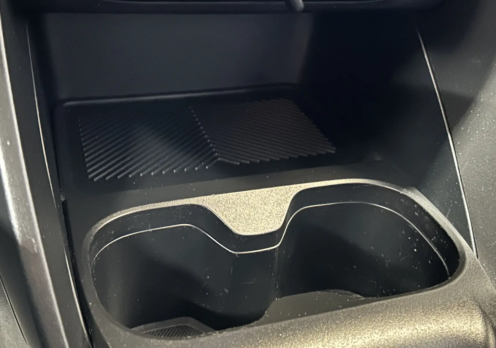 Gros plan sur le porte-gobelets et le rangement central intérieur de la Citroën C3 Turbo 100 Plus Gris Artense.