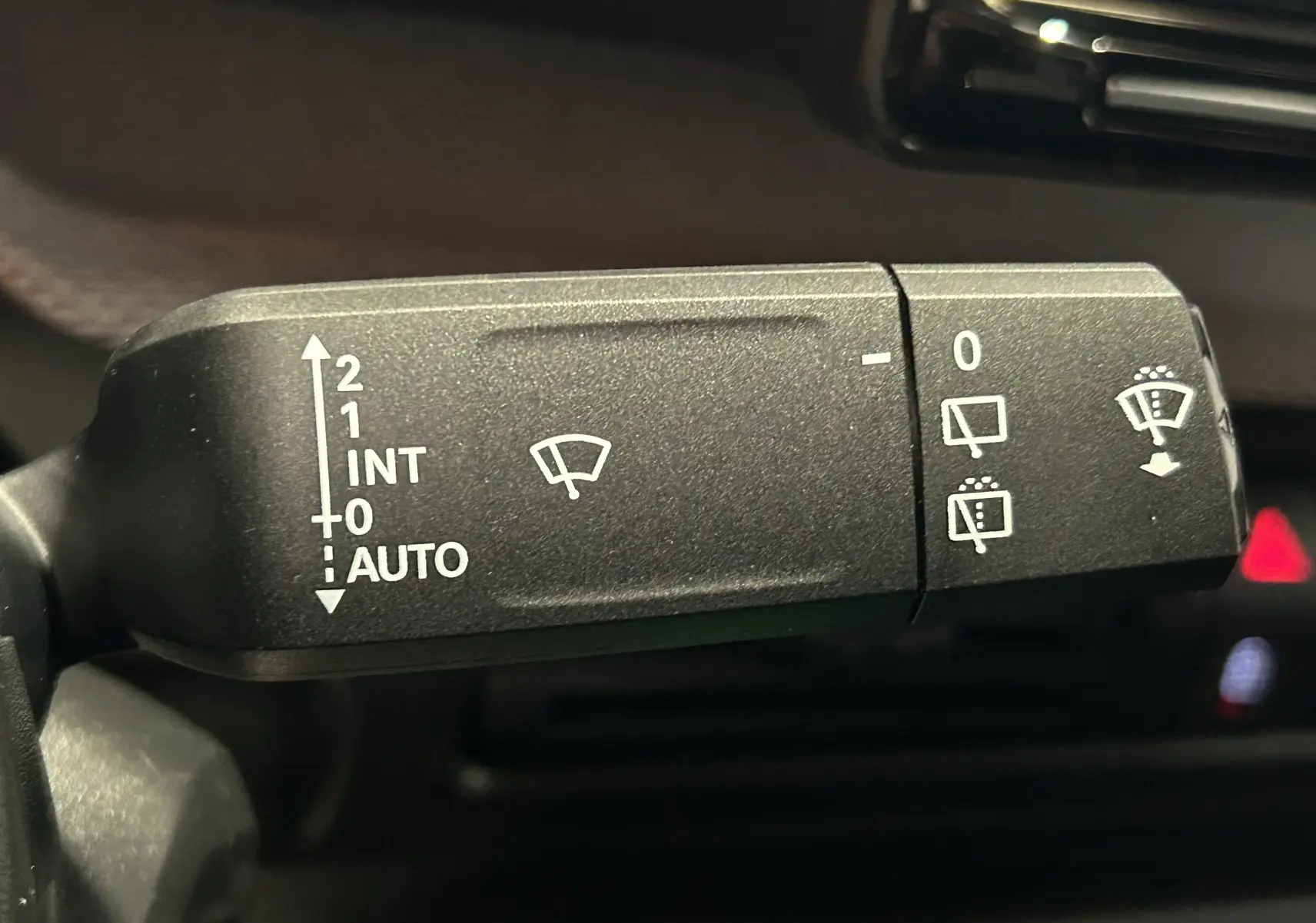 Gros plan sur la commande des essuie-glaces de la Citroën C3 Turbo 100 PLUS gris Artense, intérieur noir.