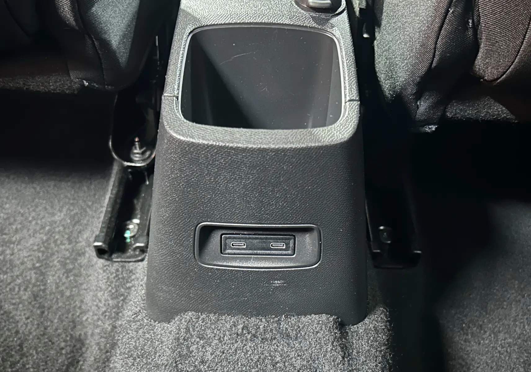 Vue rapprochée de la console centrale arrière noire avec ports USB doubles dans une Citroën C3 Gris Artense 2025.