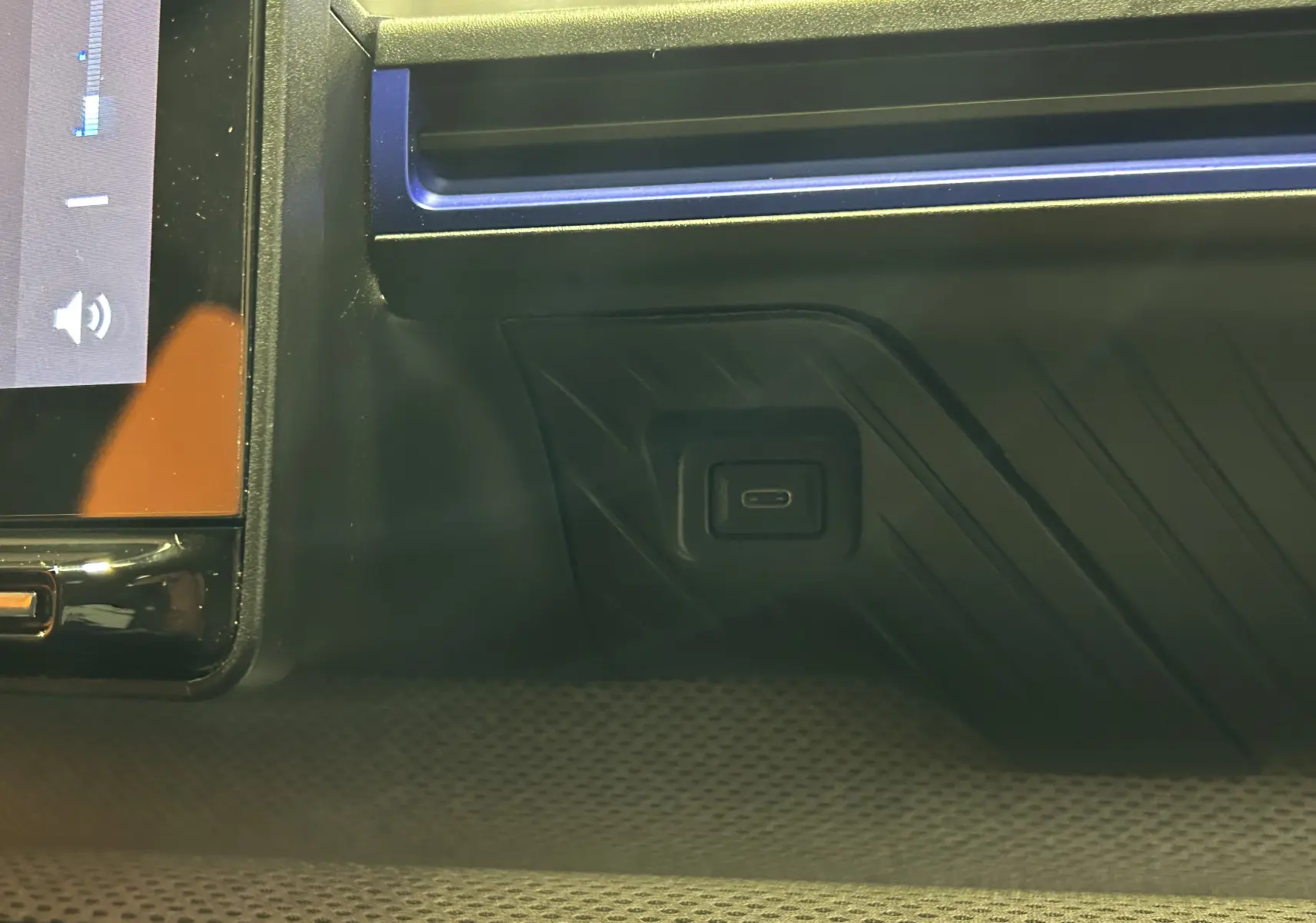 Gros plan sur la prise USB-C intégrée au tableau de bord noir de la Citroën C3 Turbo 100 PLUS Gris Artense.