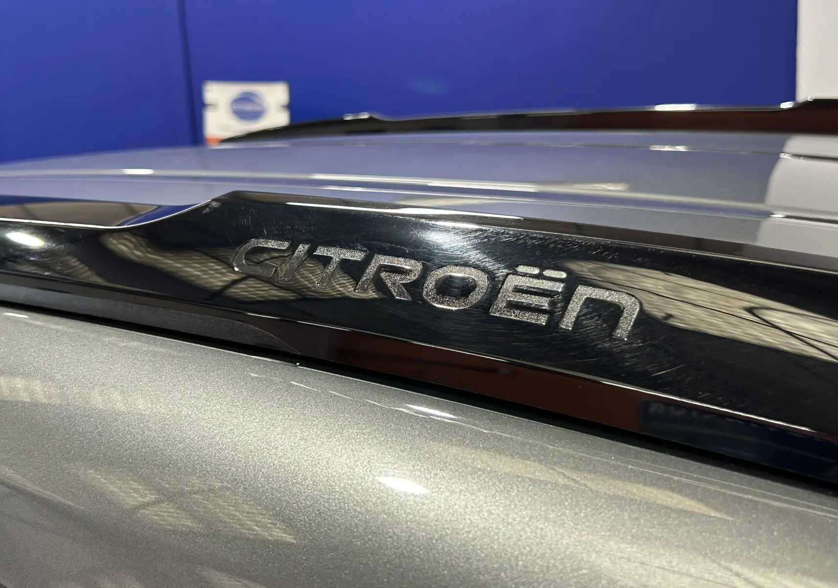 Gros plan sur l'inscription Citroën en noir brillant sur le toit gris Artense d'une C3 Turbo 100 PLUS.