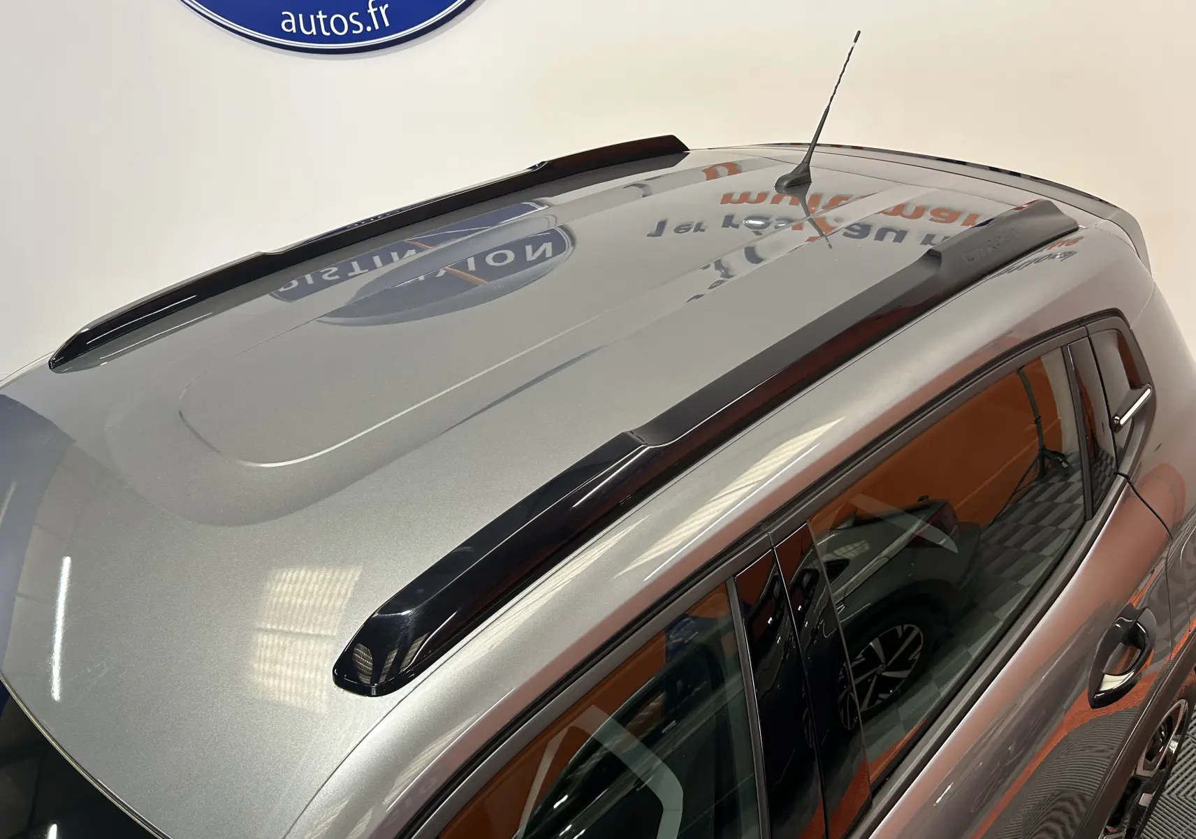 Vue plongeante sur le toit gris Artense d'une Citroën C3 2025 avec barres de toit noires et antenne centrale.