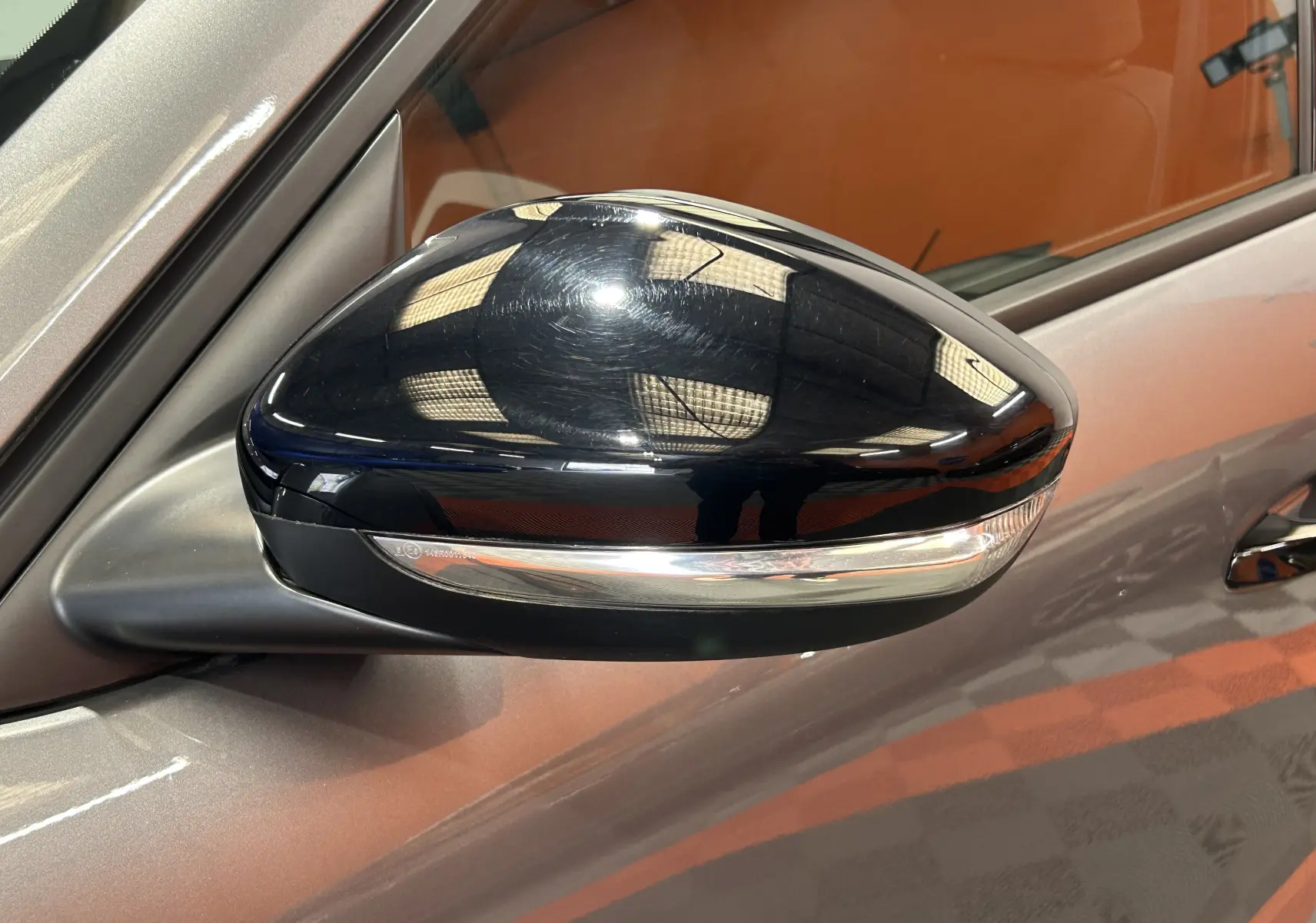 Rétroviseur côté gauche noir brillant avec clignotant intégré sur Citroën C3 gris Artense 2025.