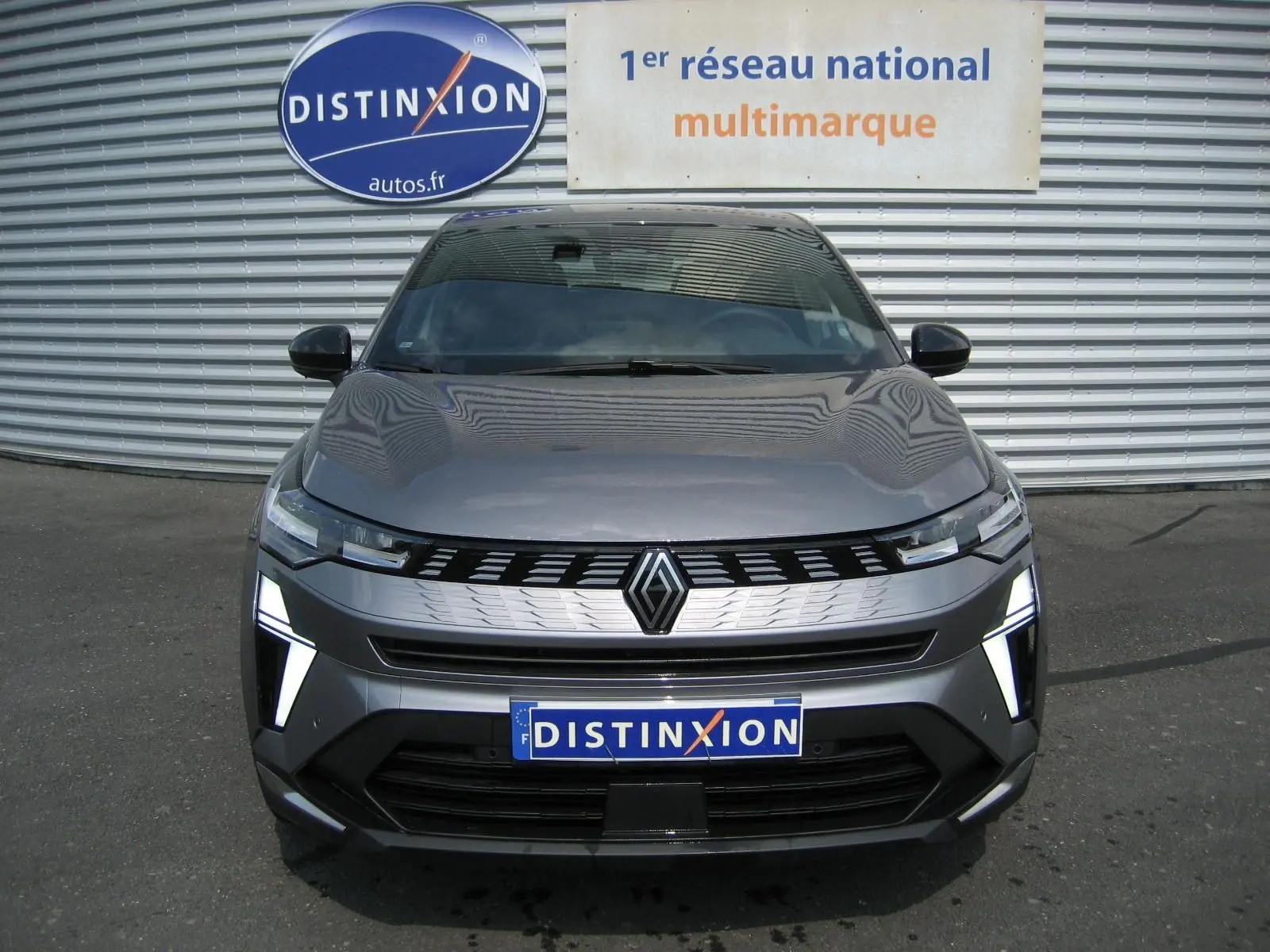 Vue frontale du Renault Symbioz gris cassiopée avec éclairage LED distinctif et calandre moderne.