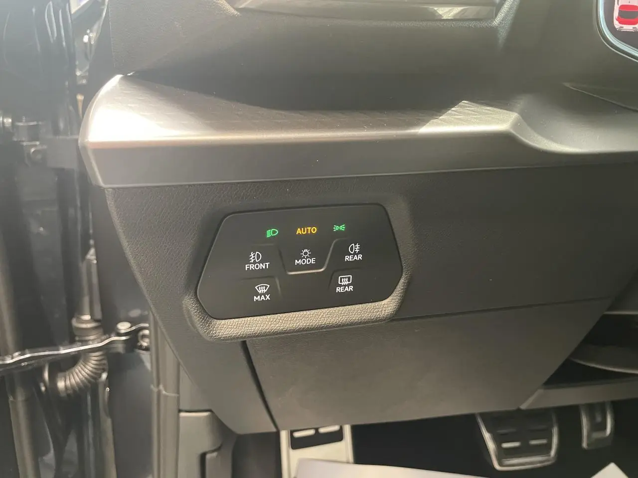 Détail du tableau de bord noir avec commandes d’éclairage automatiques dans une CUPRA Leon gris 2026.