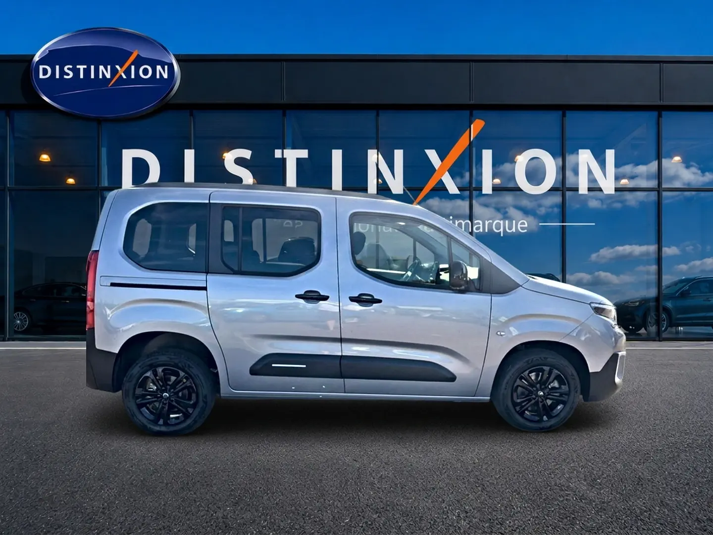 Profil droit du Citroën Berlingo Steel Grey 2026 avec portes coulissantes et jantes noires.