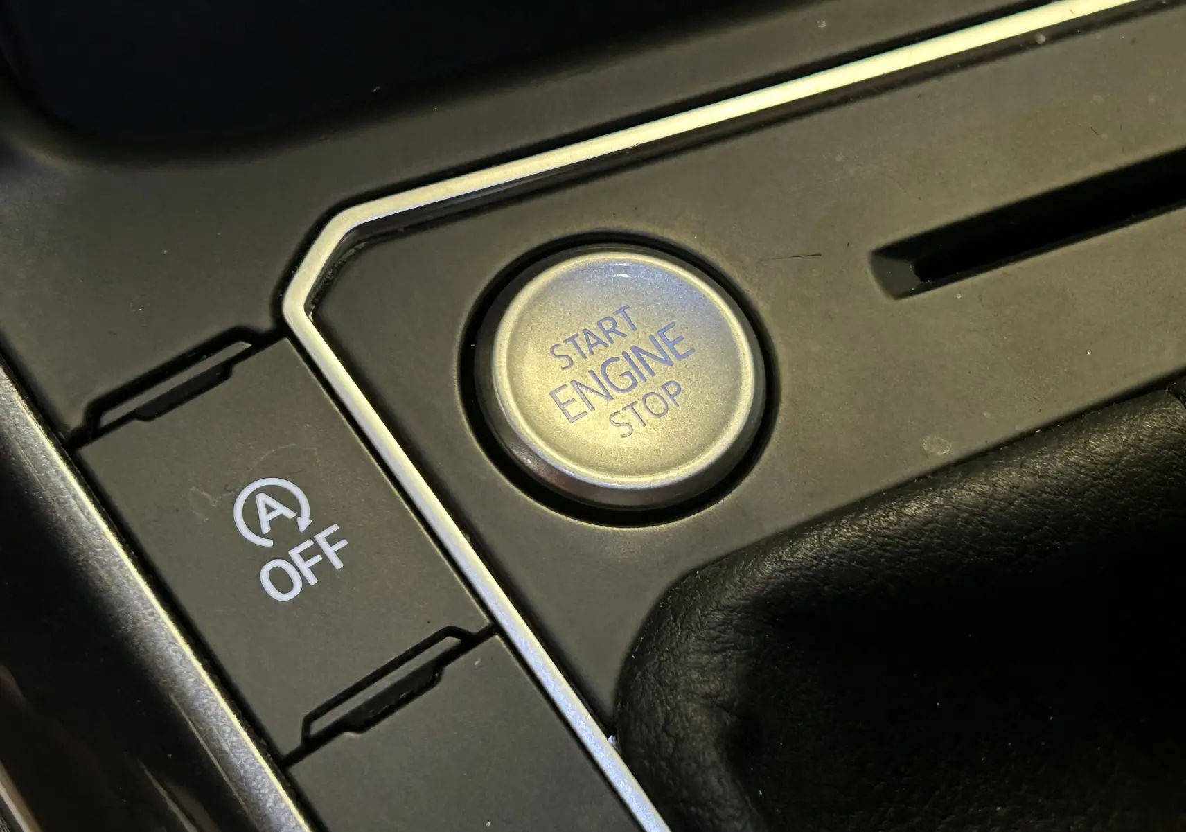 Bouton Start Engine Stop et commande arrêt auto start dans l'habitacle du Volkswagen Taigo blanc Pur 2022.