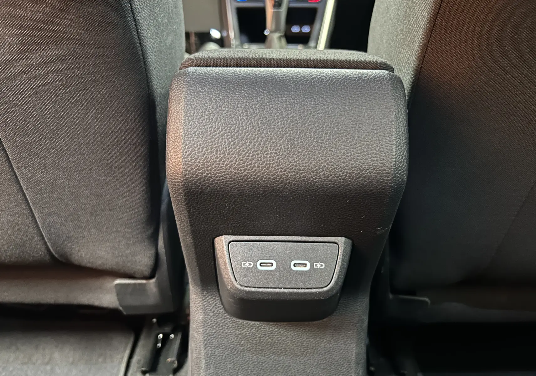 Prise USB-C double vue de dos entre les sièges arrière du Volkswagen Taigo blanc pur 2022.