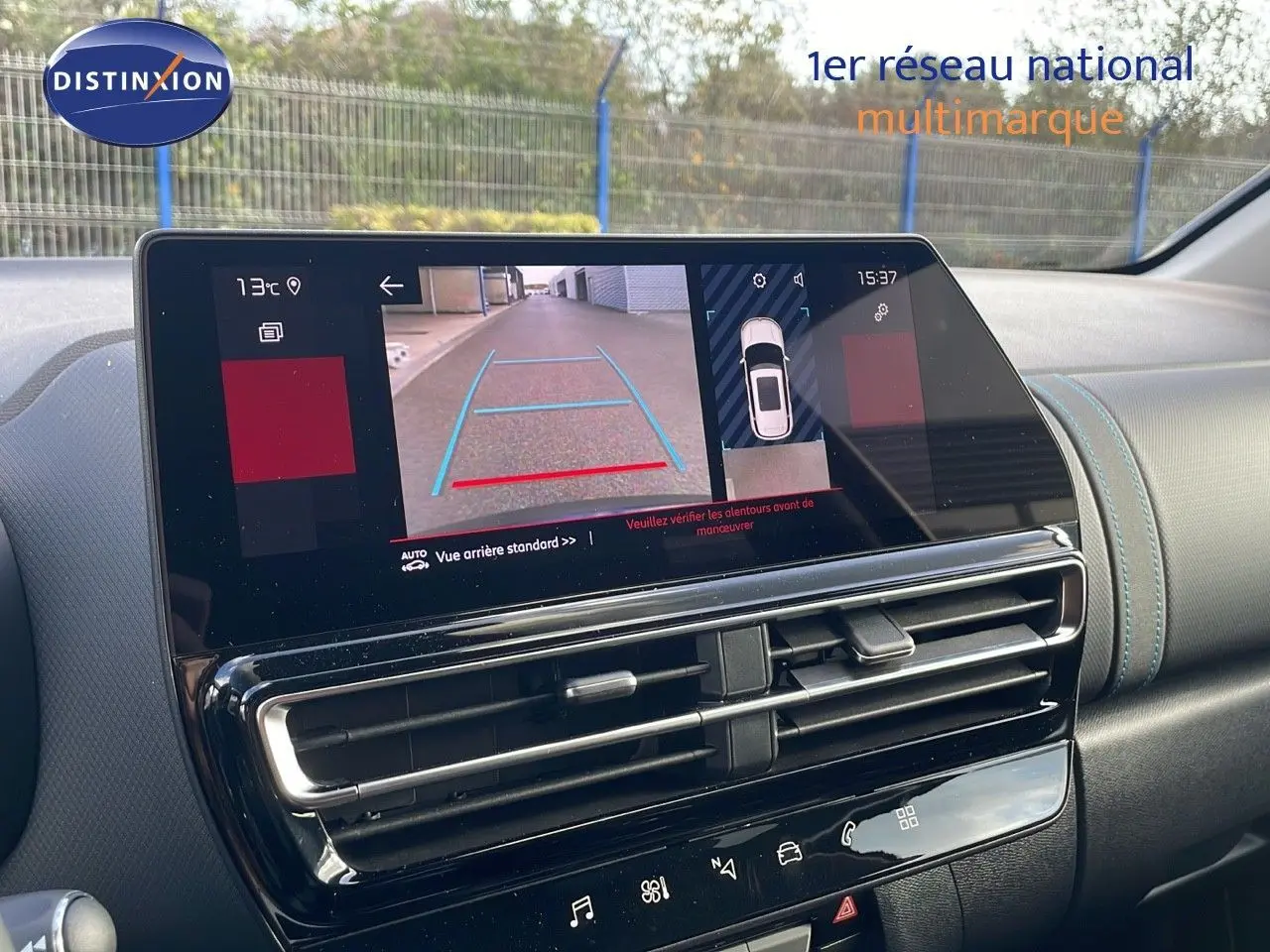 Écran tactile intérieur affichant la caméra de recul du Citroën C5 Aircross 2025 avec tableau de bord noir et surpiqûres bleues.