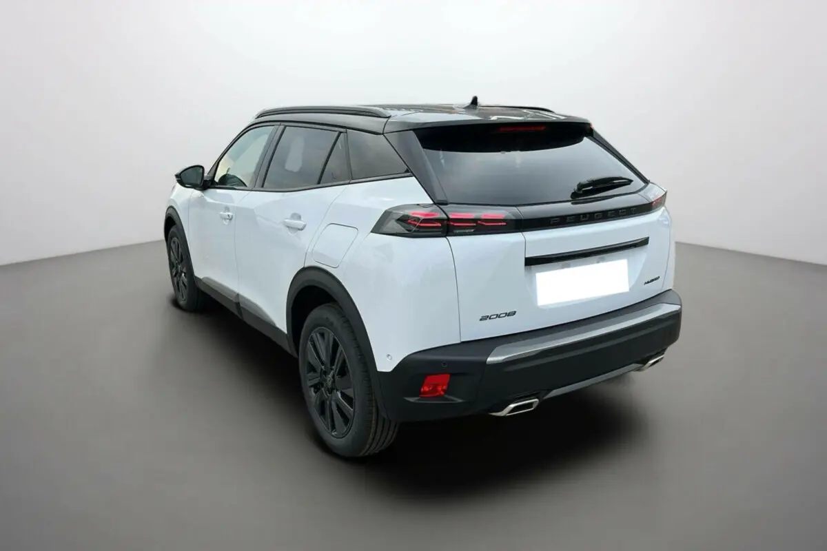 Vue 3/4 arrière droite d'un Peugeot 2008 blanc okénite avec toit noir, feux arrière LED et double sortie d'échappement.
