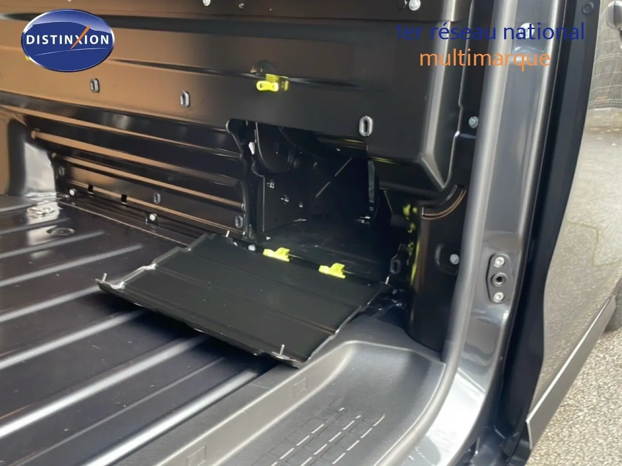 Vue intérieure du coffre côté droit du Citroën Jumpy Van Long L3 gris titane métal avec compartiment ouvert.