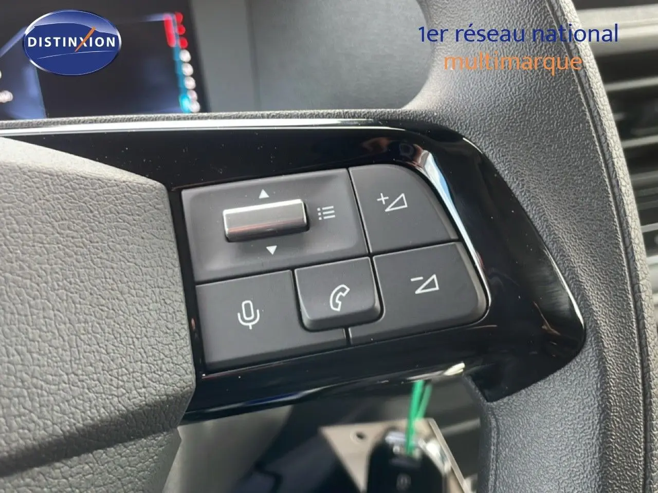 Gros plan sur les commandes au volant du Citroën Jumpy gris titane, avec boutons de volume et téléphone visibles.