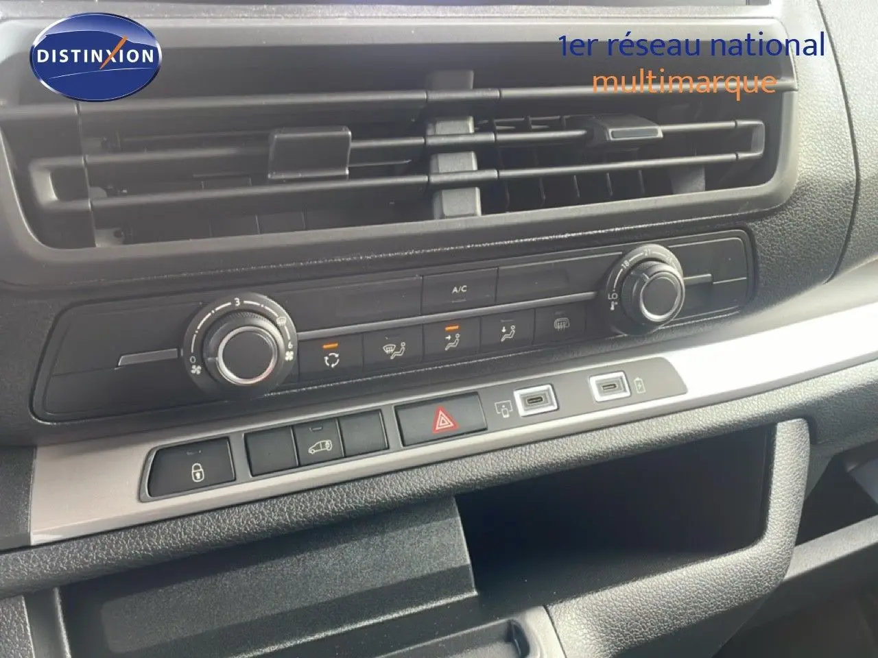 Détail de la console centrale du Citroën Jumpy gris titane, montrant les commandes de climatisation et ports USB.