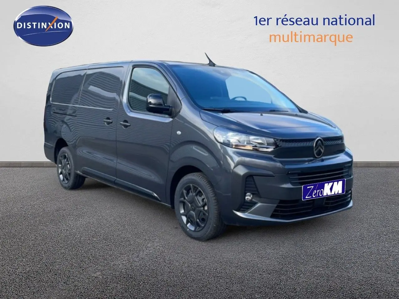 Vue 3/4 avant gauche d'un Citroën Jumpy Van Long L3 gris titane métallisé avec calandre noire et jantes foncées.