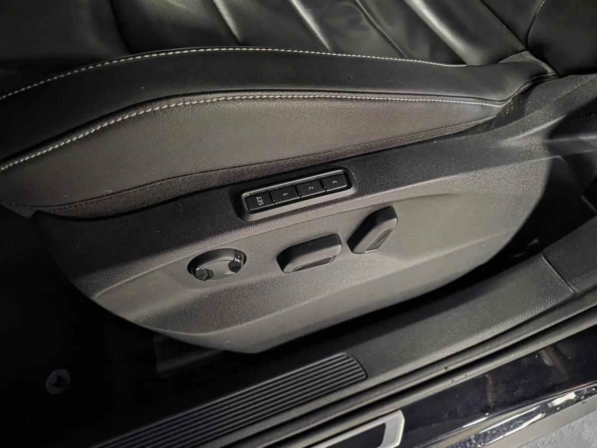 Détail des commandes de réglage électrique du siège conducteur cuir noir du Volkswagen T-Roc R-Line 2023.