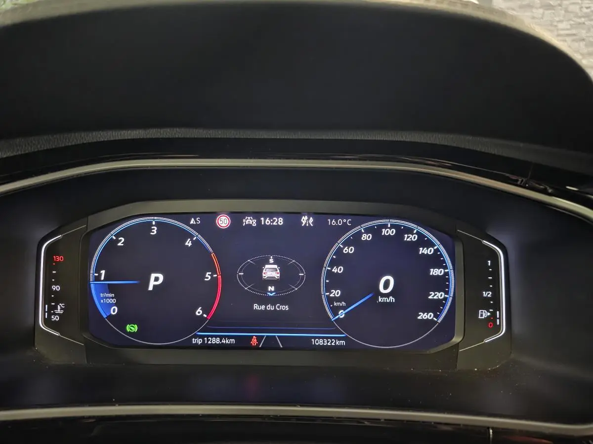 Vue rapprochée du combiné d'instruments digital du Volkswagen T-Roc 2023 affichant vitesse, régime moteur et informations de navigation.