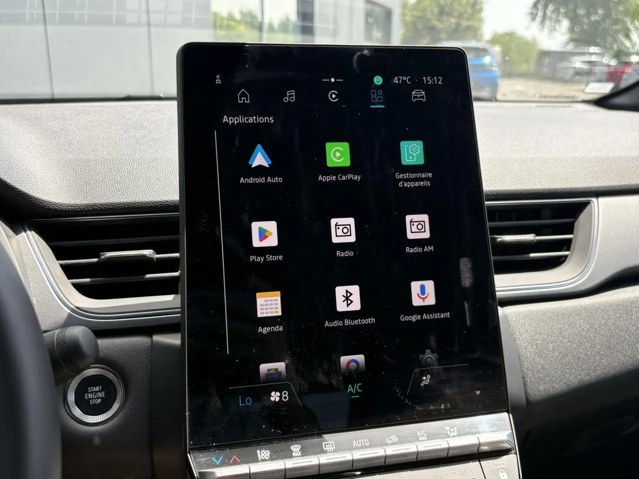Vue intérieure centrée sur l’écran tactile vertical du système multimédia OpenR Link du Renault Captur TCE 90 Techno.