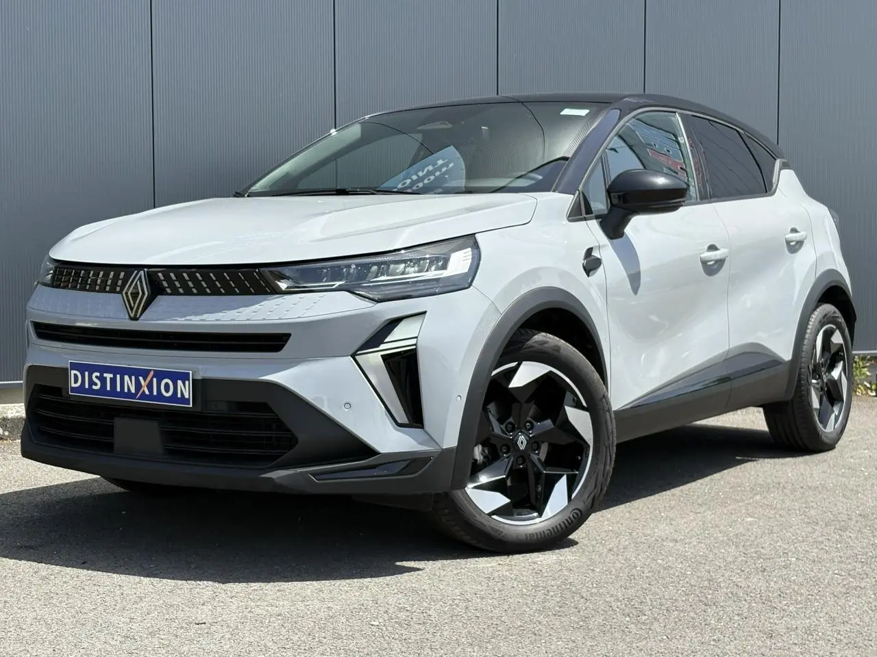 Renault Captur TCE 90 Techno gris Rafale en 3/4 avant droit avec toit noir étoilé et jantes aluminium noires.