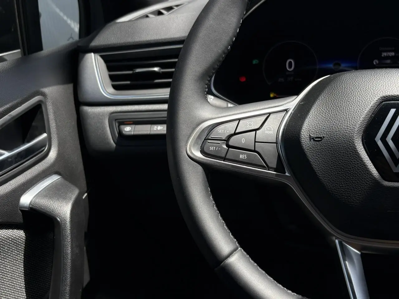 Gros plan sur le volant noir et la partie gauche du tableau de bord du Renault Captur TCE 90 Techno 2025.