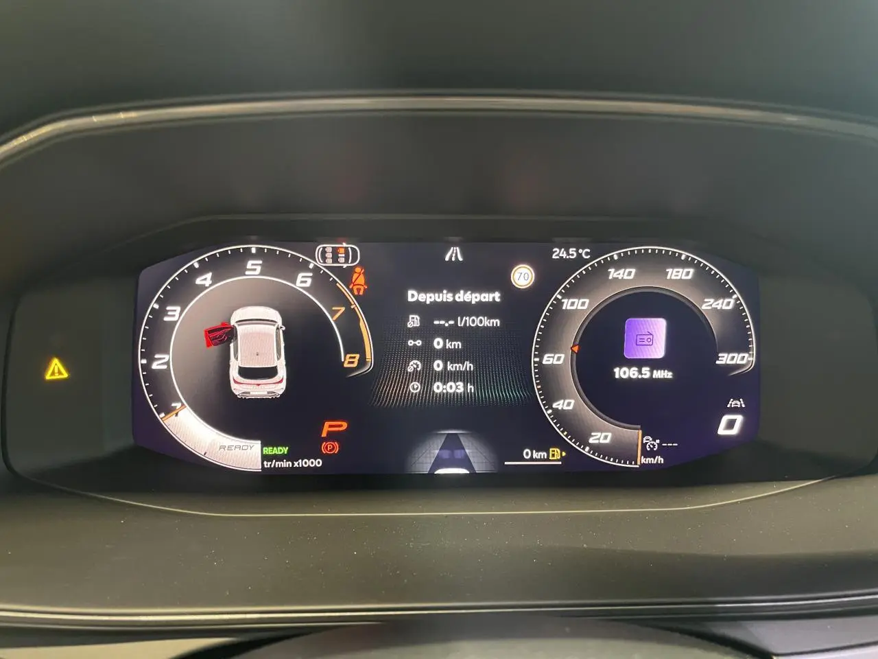 Combiné d'instruments digital couleur de la CUPRA Leon 2026 affichant vitesse, régime moteur et alertes.