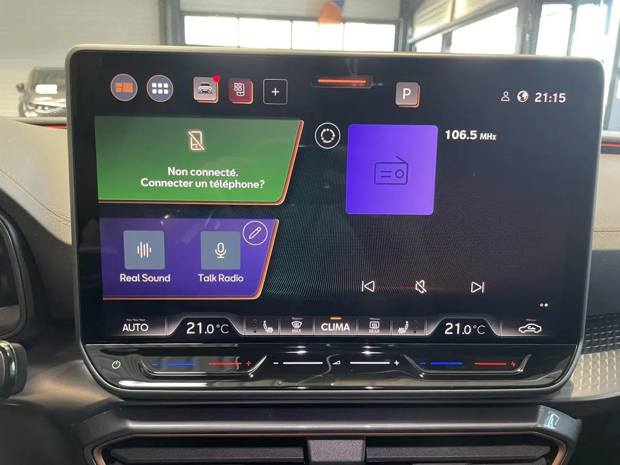 Écran tactile HD 12,9'' du système multimédia de la CUPRA Leon 2026, affichant radio et climatisation.