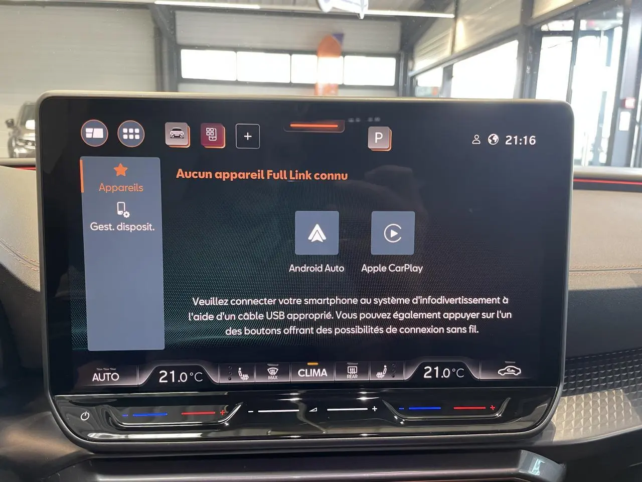 Écran tactile central de la CUPRA Leon gris, affichant les options Android Auto et Apple CarPlay en intérieur.