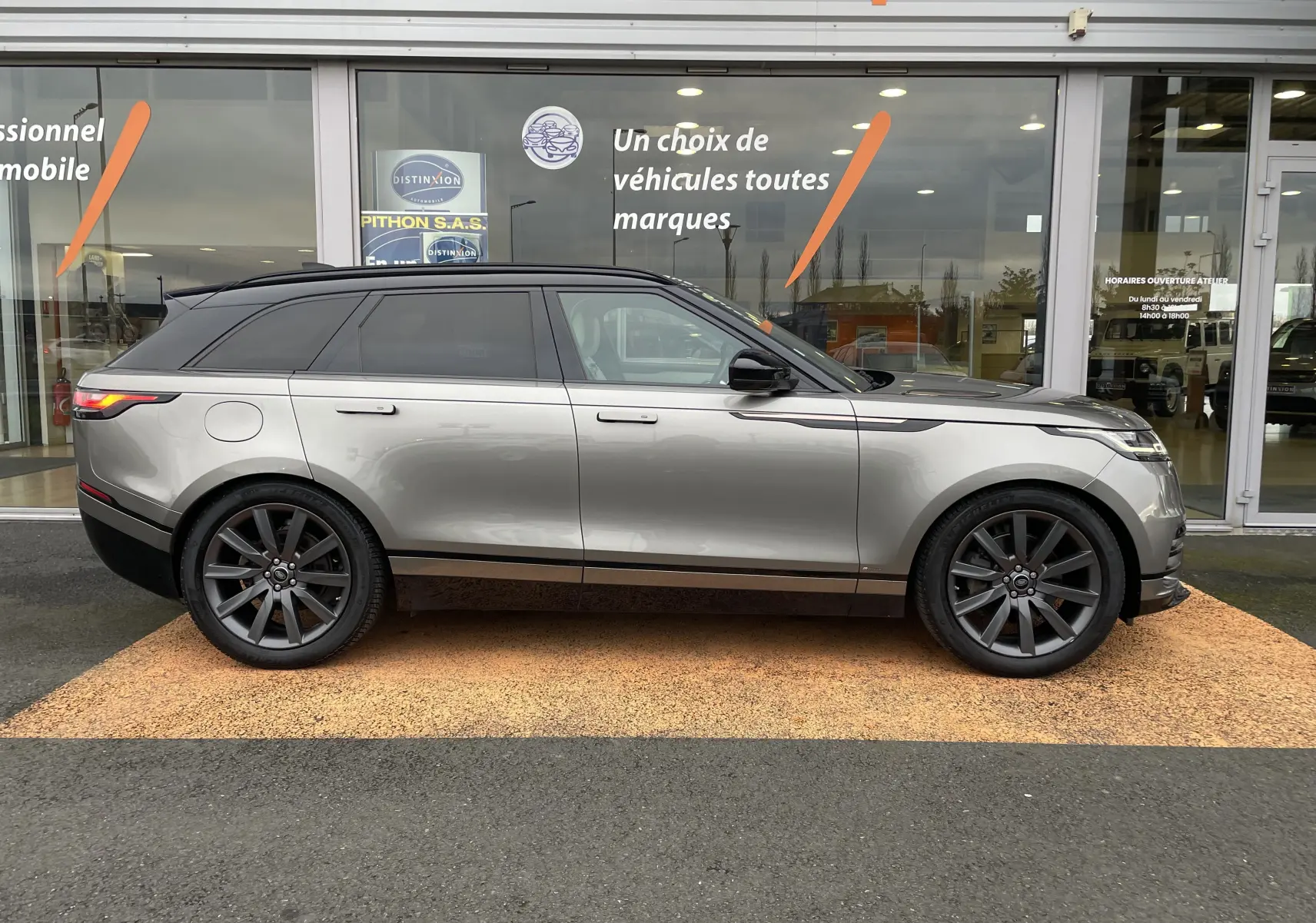 Profil côté gauche d'un Range Rover Velar D300 2018 en Silicon Silver avec toit noir et jantes foncées.