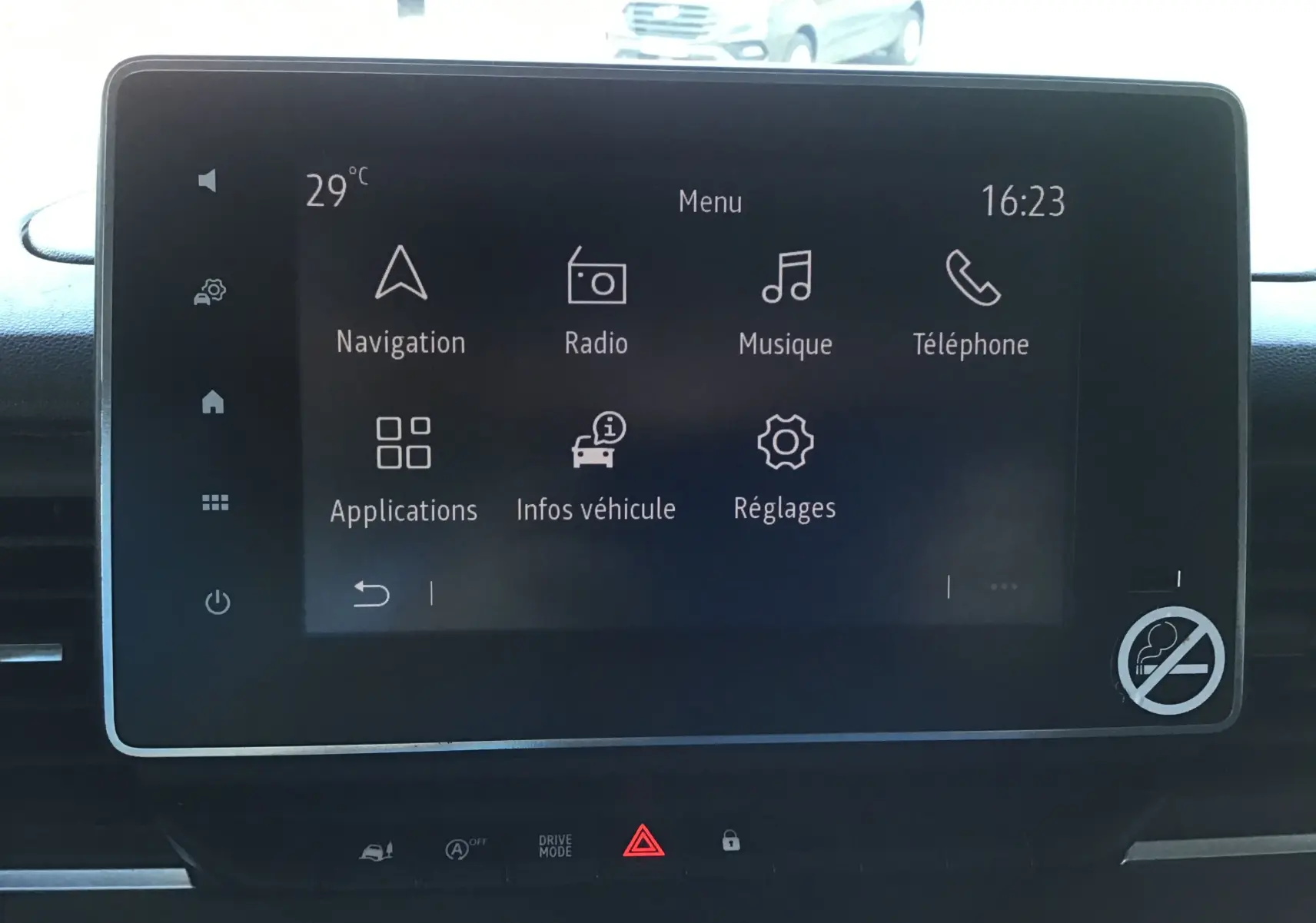 Écran tactile central du tableau de bord du Nissan Primastar blanc, affichant le menu principal avec navigation et radio.