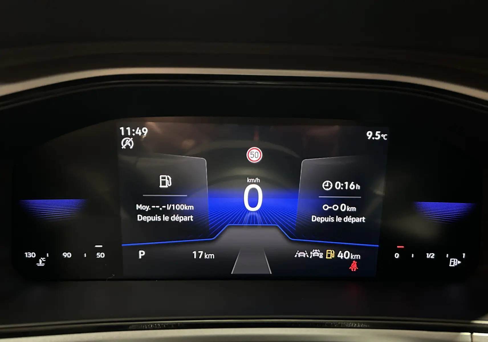 Tableau de bord numérique du Volkswagen T-Roc TSI 150 gris Indium, affichage central avec vitesse à 0 km/h.