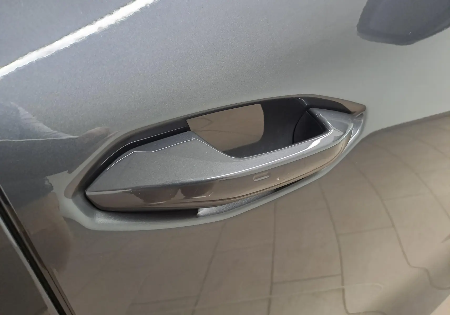 Poignée de porte côté gauche en gros plan sur CUPRA TERRAMAR 2025 gris Timanfaya métallisé.