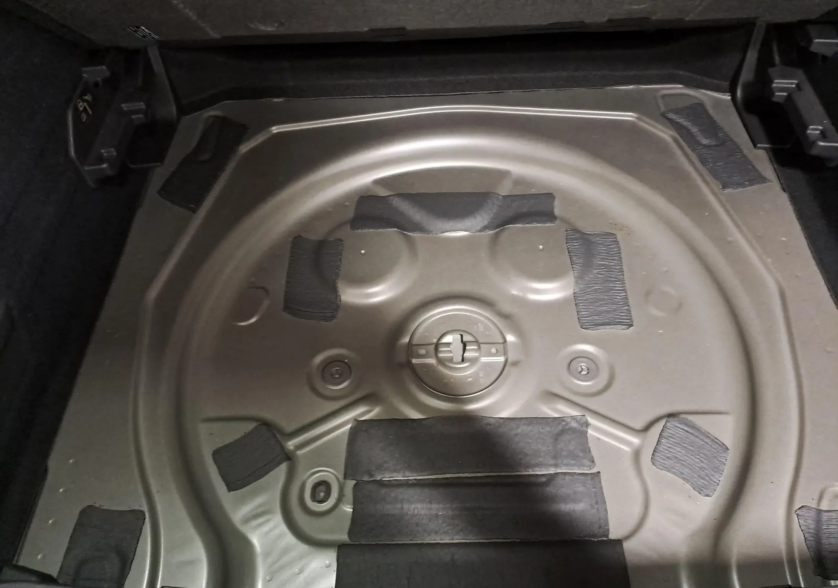 Vue rapprochée de la zone de rangement sous le coffre du CUPRA TERRAMAR 2025, sans roue de secours visible.