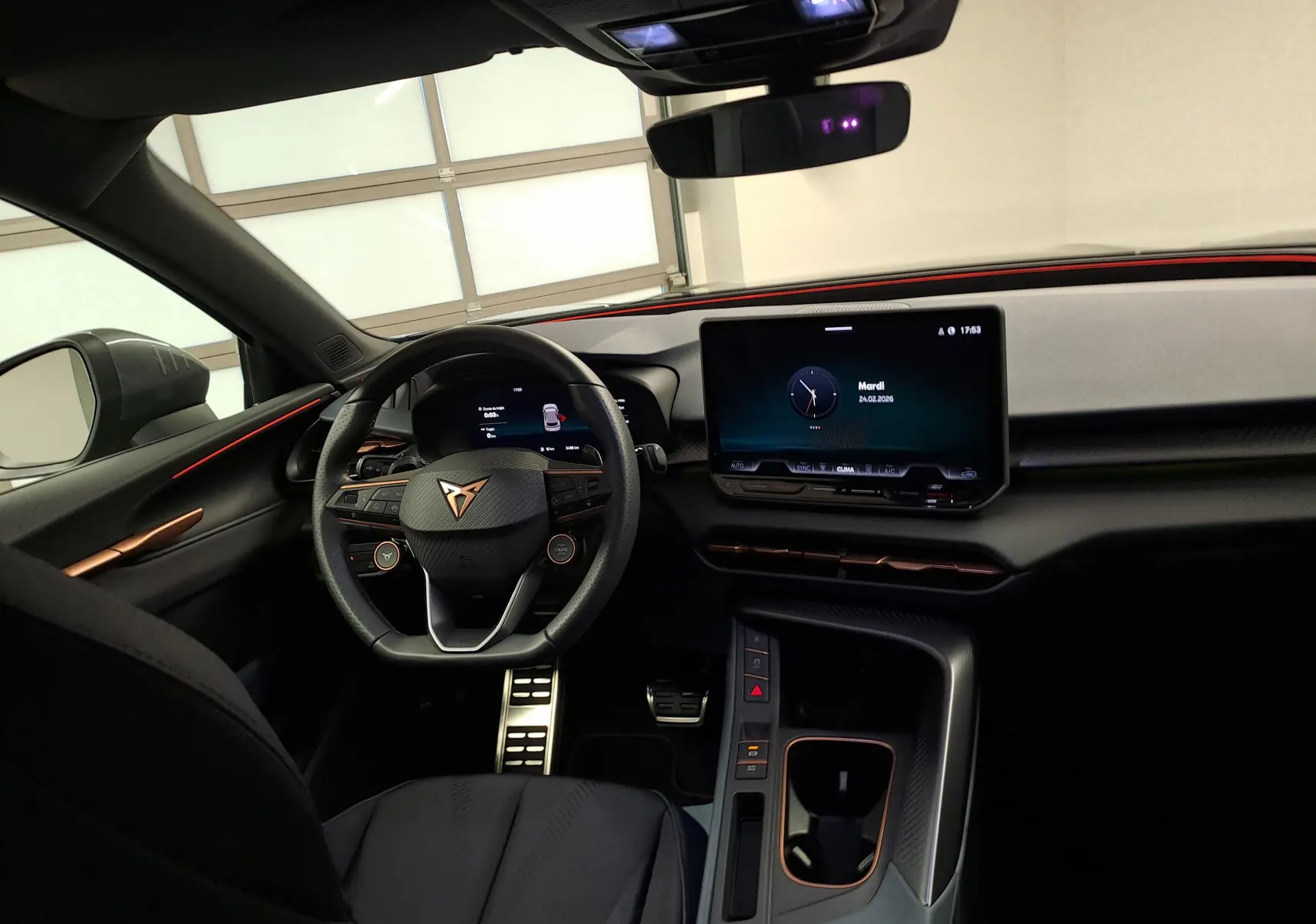 Vue intérieure côté conducteur de la CUPRA TERRAMAR 2025 avec tableau de bord numérique et écran tactile central.