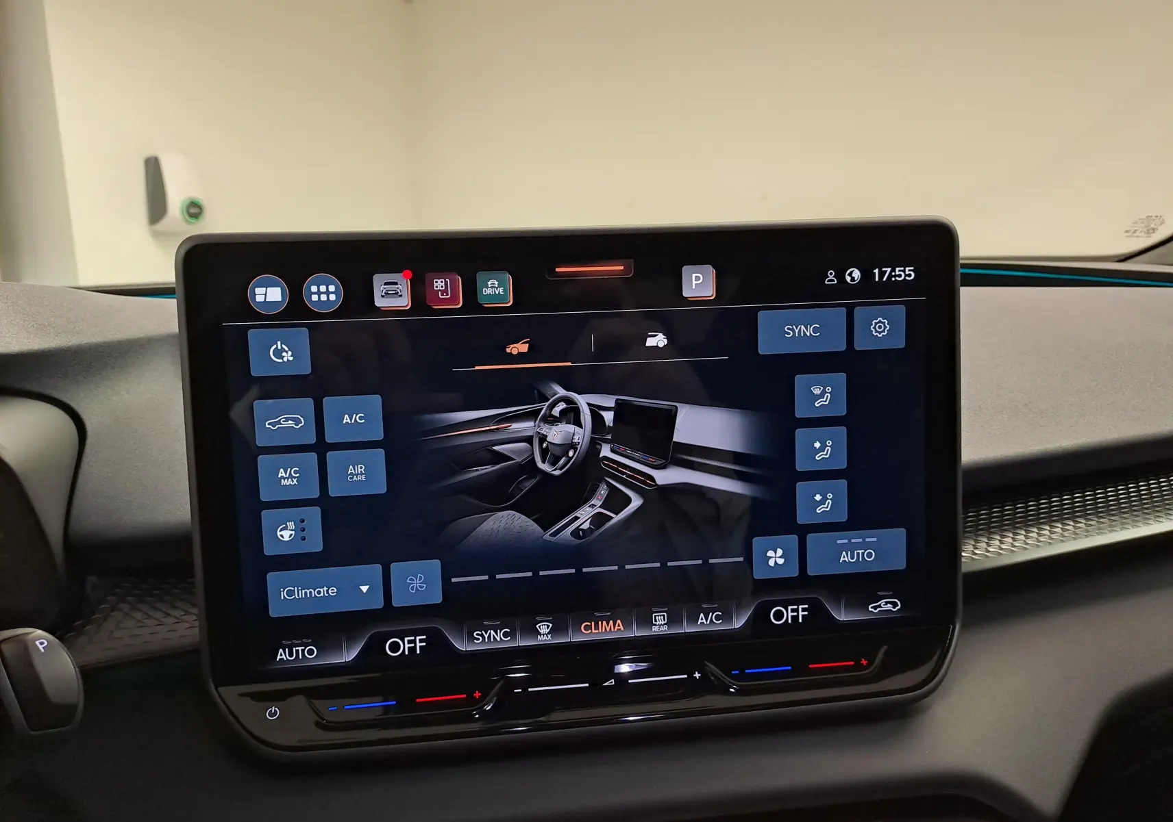 Écran tactile central affichant les commandes climatisation et la vue intérieure du CUPRA TERRAMAR 2025, tableau de bord moderne.