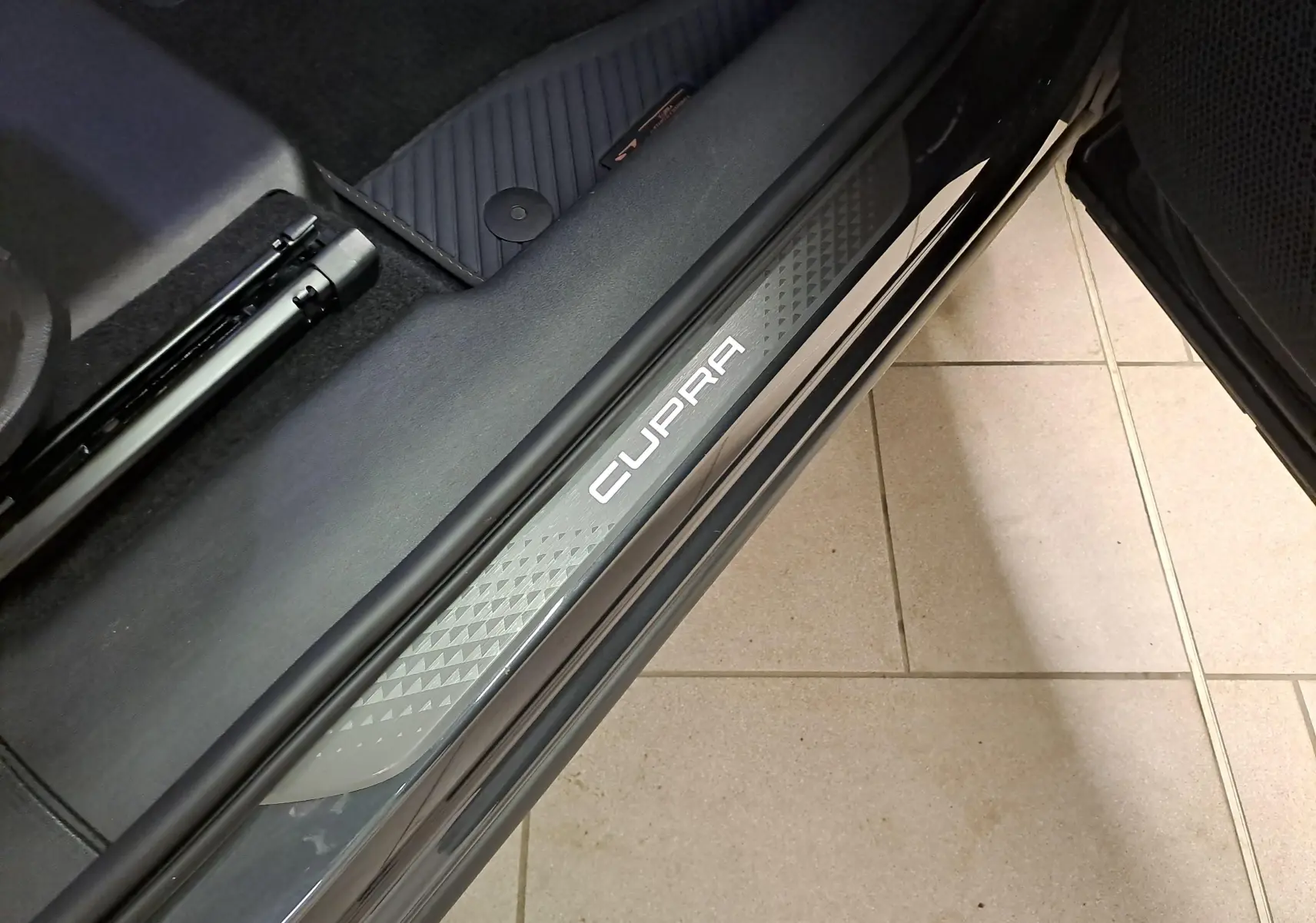 Détail de la plaque de seuil de porte CUPRA sur un CUPRA TERRAMAR gris Timanfaya, vue côté droit intérieur.