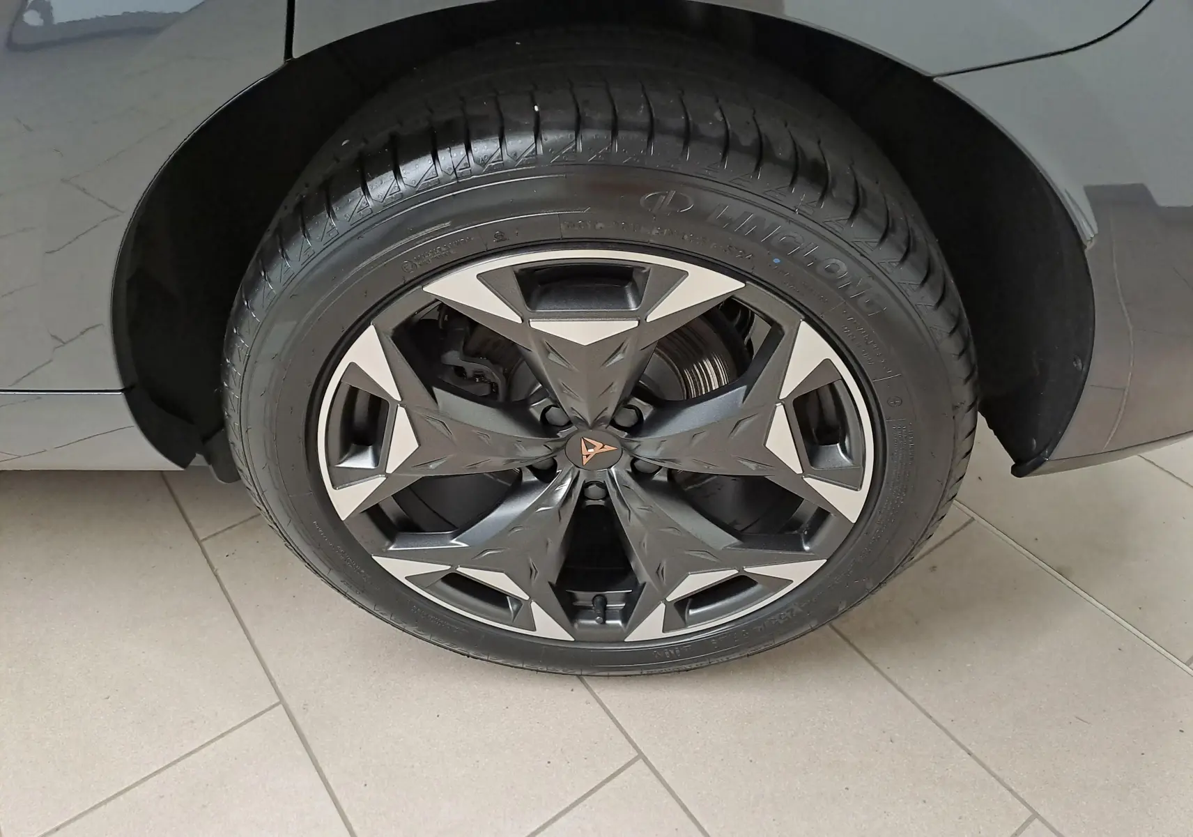 Gros plan sur la jante 19'' Cosmic usinée du côté gauche d'une CUPRA TERRAMAR Gris Timanfaya.