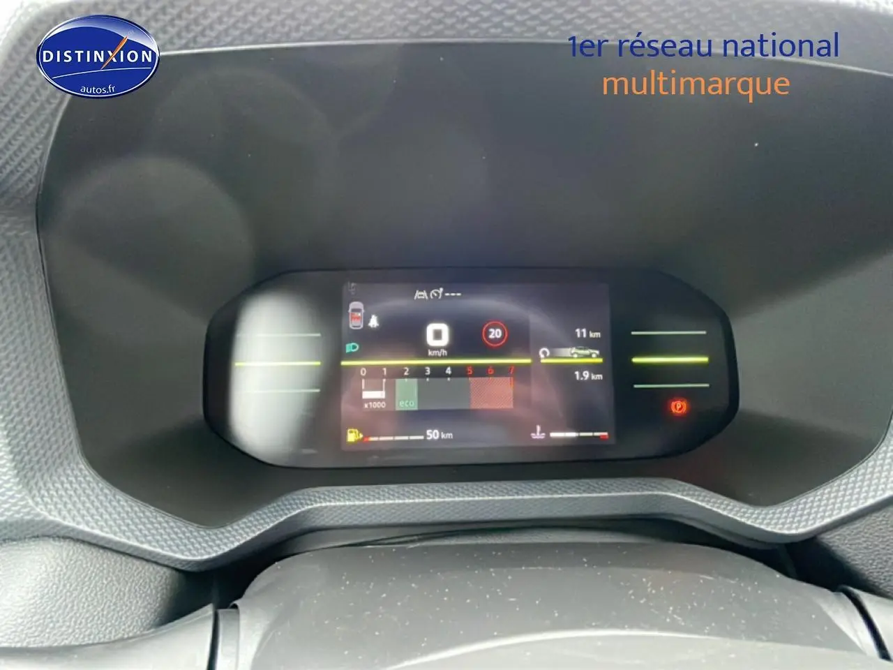 Vue rapprochée du tableau de bord numérique du Dacia Duster 2026 affichant la vitesse et indicateurs eco.