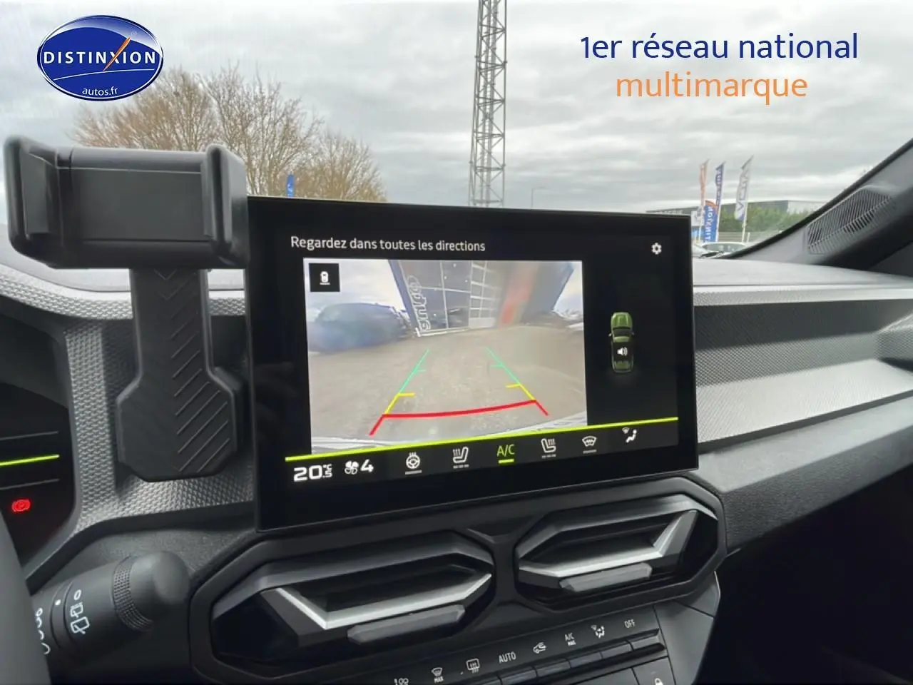 Vue intérieure du tableau de bord du Dacia Duster 2026 avec écran tactile affichant la caméra de recul.