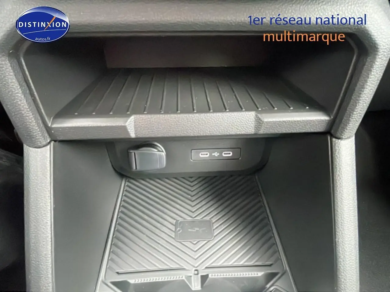 Gros plan sur la console centrale du Dacia Duster 2026, montrant les ports USB et un espace de rangement noir.
