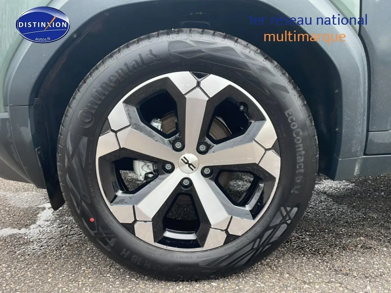 Gros plan sur la roue avant droite d'un Dacia Duster vert kaki 2026 avec jante alu au design moderne.