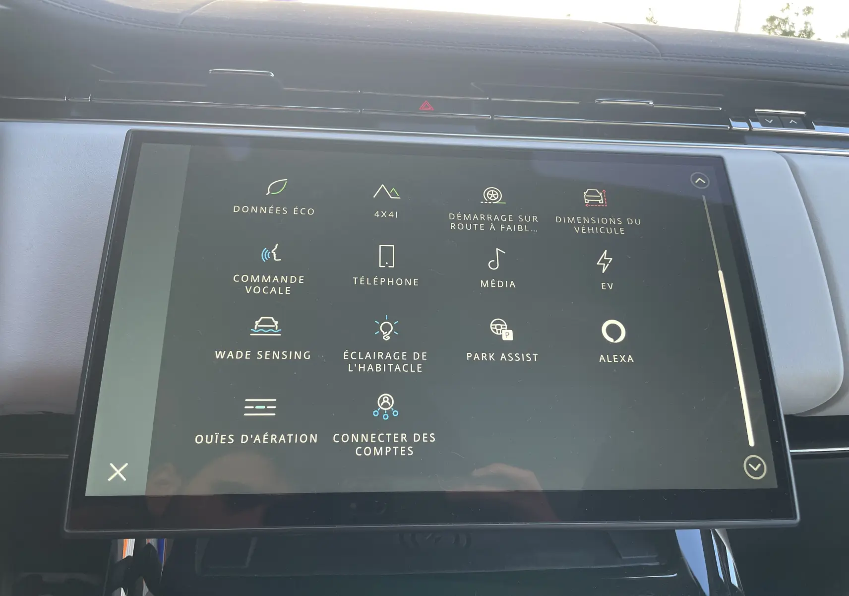 Écran tactile central affichant les options de conduite et connectivité dans un Range Rover Sport P440 HSE R-Dynamic.