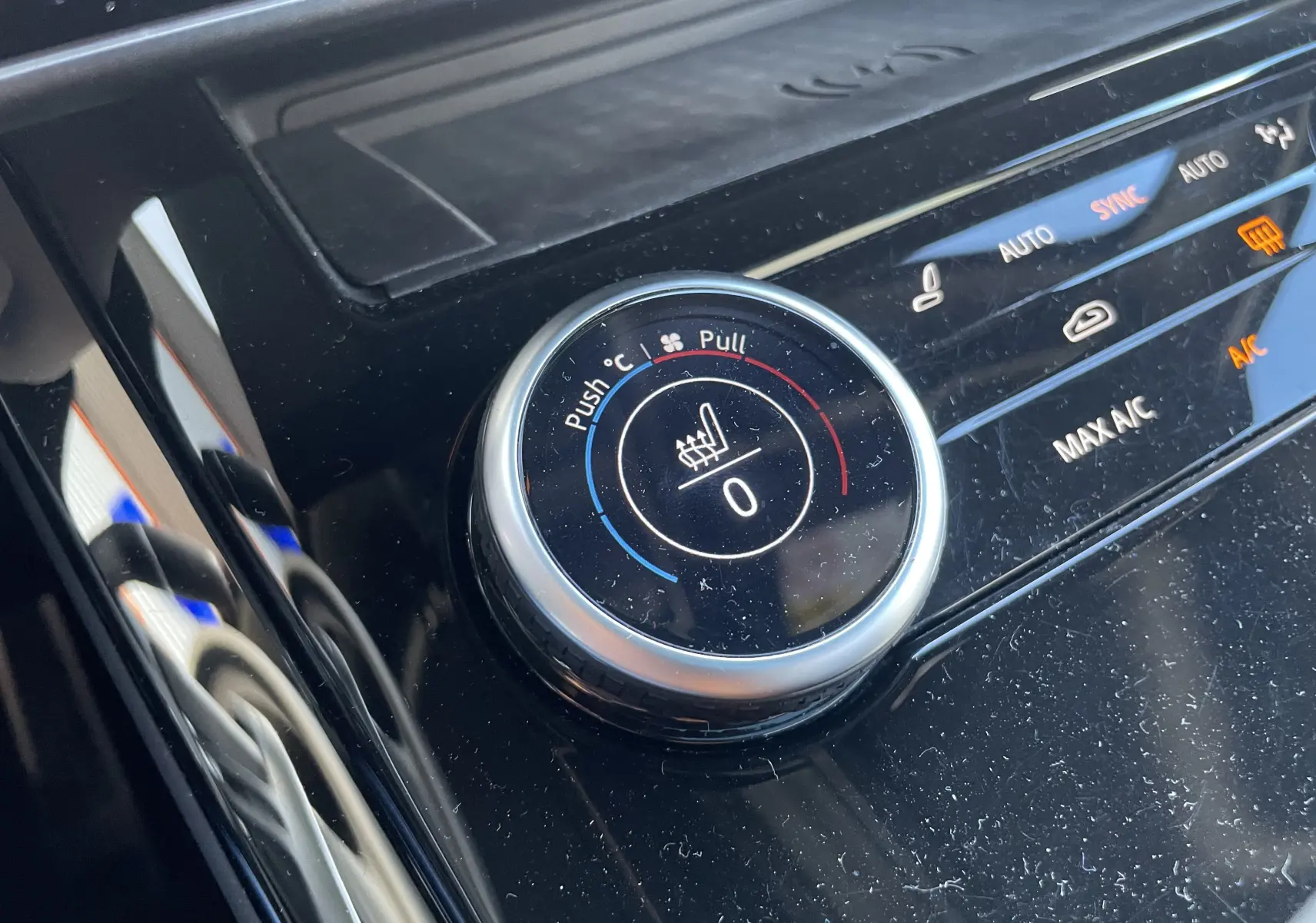 Gros plan sur le bouton de réglage de la climatisation chauffante du Range Rover Sport P440 HSE R-Dynamic 2023 en Italian Racing Red.