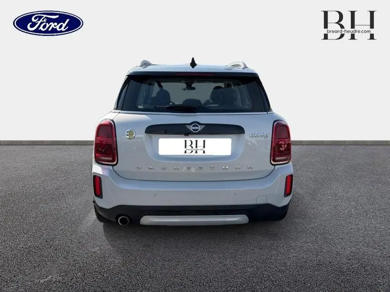 Vue arrière d'une MINI Countryman Cooper SE hybride rechargeable en Moonwalk Grey avec feux arrière LED et sortie d'échappement chromée.