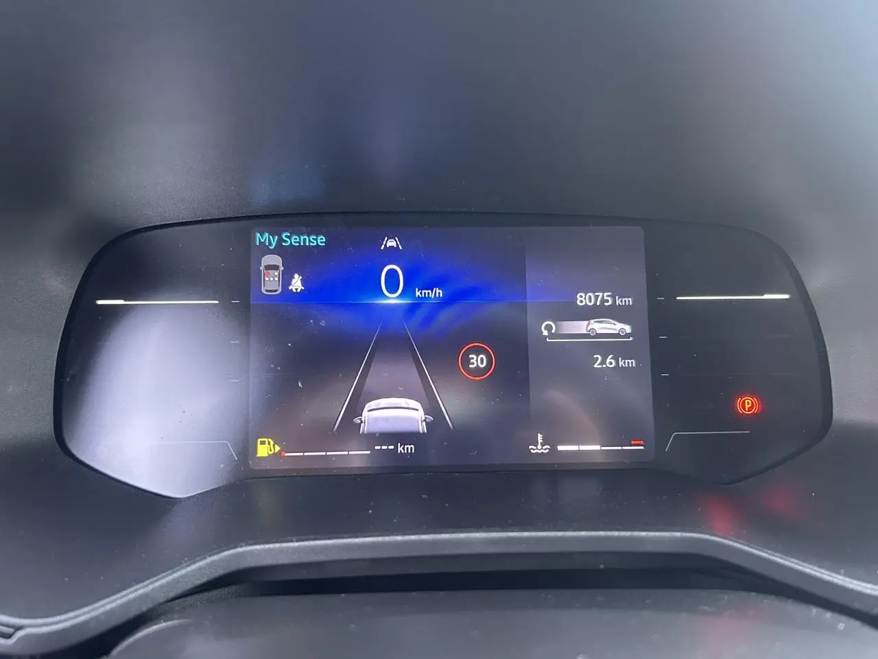 Affichage numérique du tableau de bord de la Renault Clio 2025 avec indication vitesse, mode My Sense et alertes de conduite.