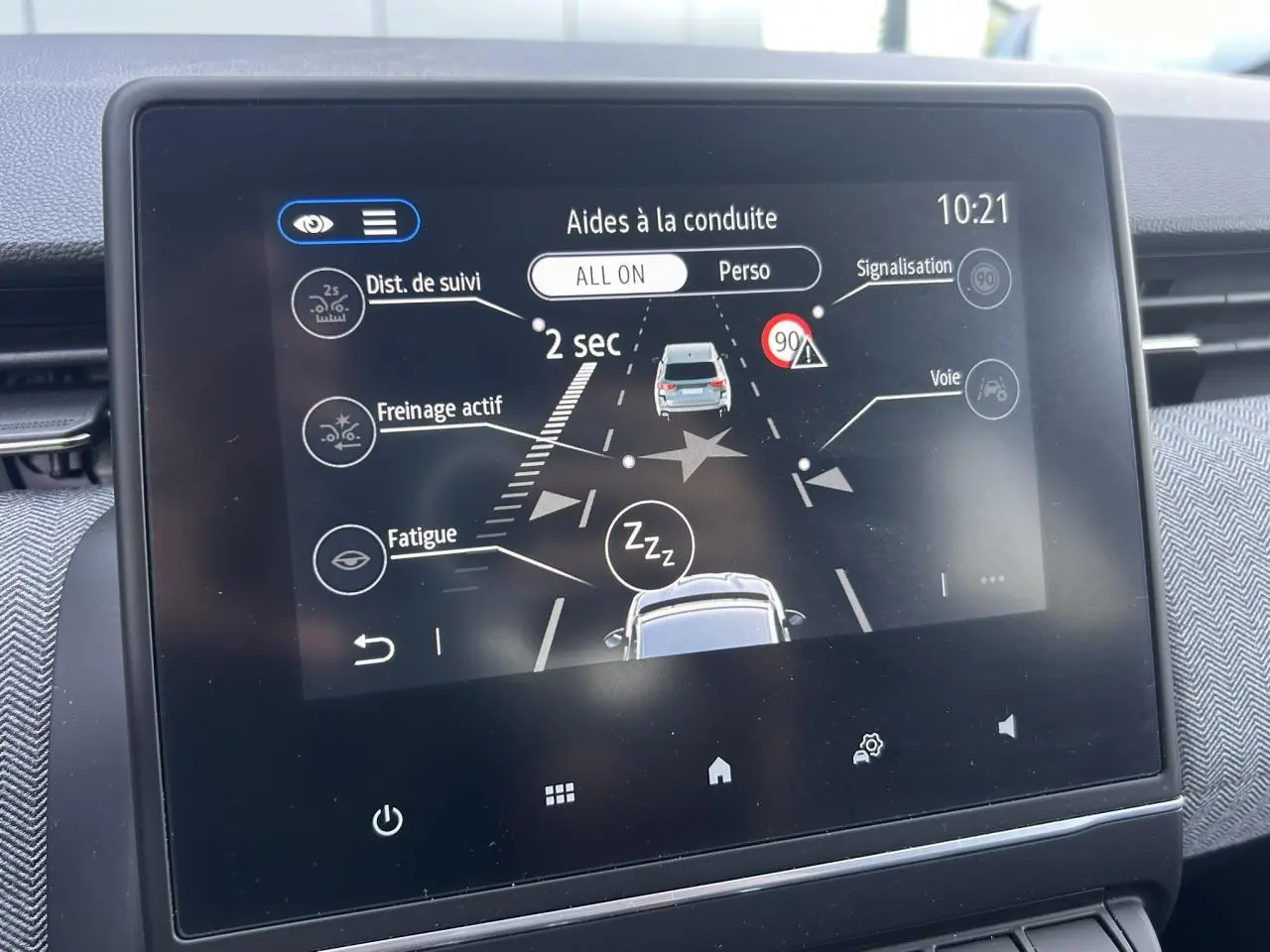 Écran tactile intérieur de Renault Clio 2025 affichant les aides à la conduite avec interface claire et moderne.