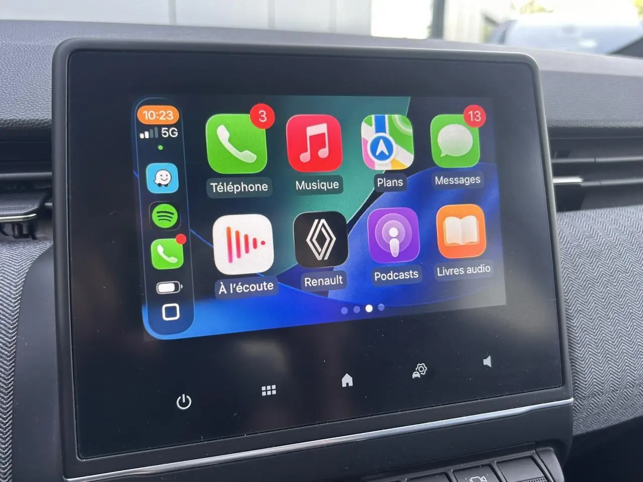 Écran tactile central de la Renault Clio V TCE 90 Techno affichant l'interface Apple CarPlay en gros plan.