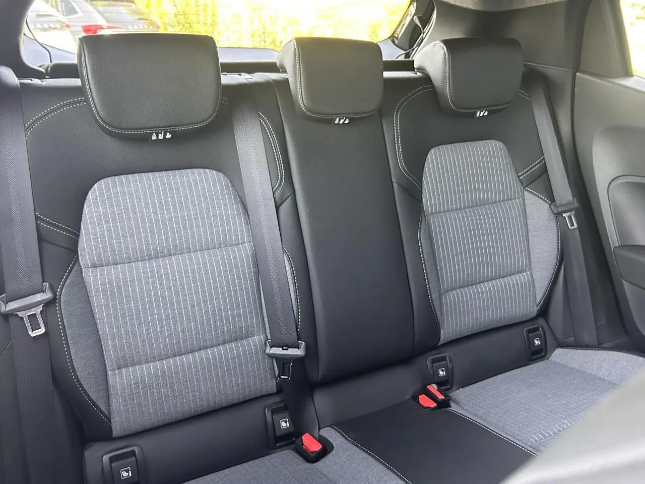 Vue arrière des sièges arrière gris et noir avec ceintures et appuie-têtes de la Renault Clio V TCe 90 Techno 2025.