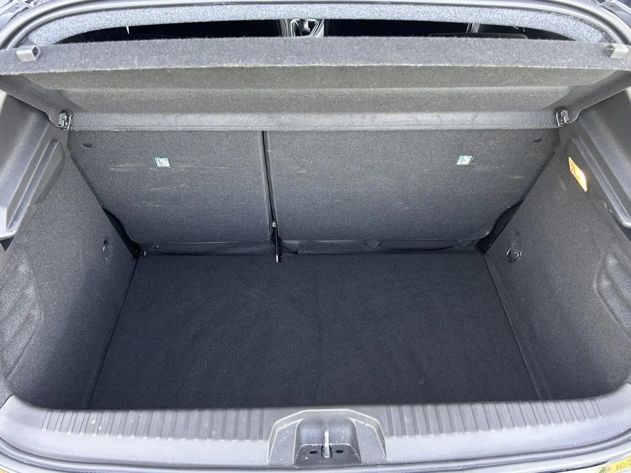 Vue intérieure du coffre spacieux et propre d'une Renault Clio 2025, finition Noir Étoilé, sans chargement visible.
