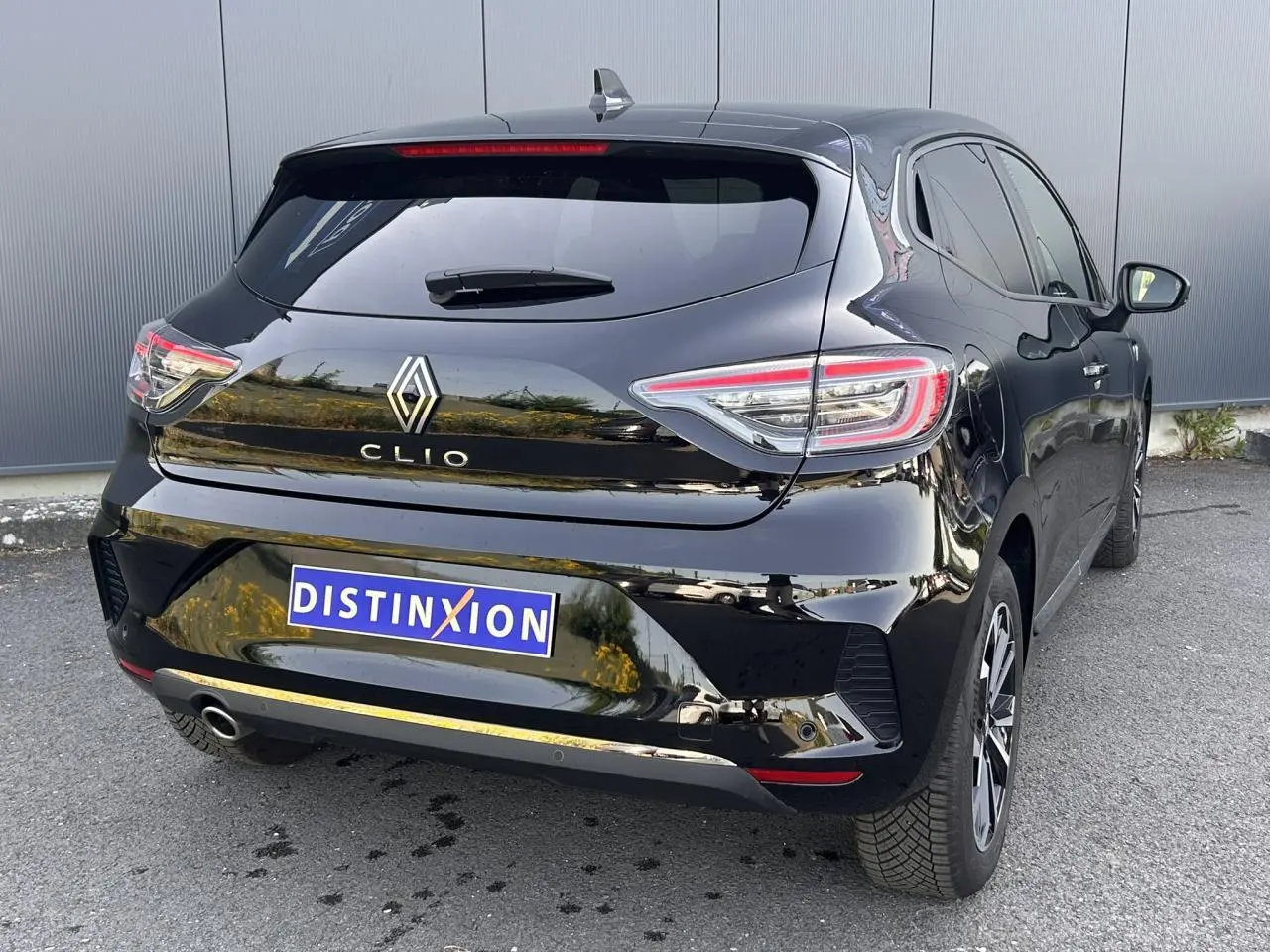Vue 3/4 arrière droite de la Renault Clio 2025 noir étoilé avec feux LED et jantes alliage diamantées.