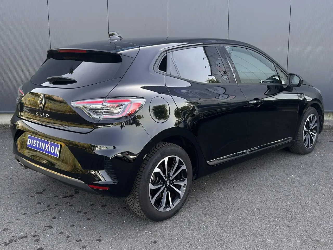 Renault Clio 2025 noir étoilé vue 3/4 arrière droit, jantes alliage diamantées et feux LED en C distinctifs.