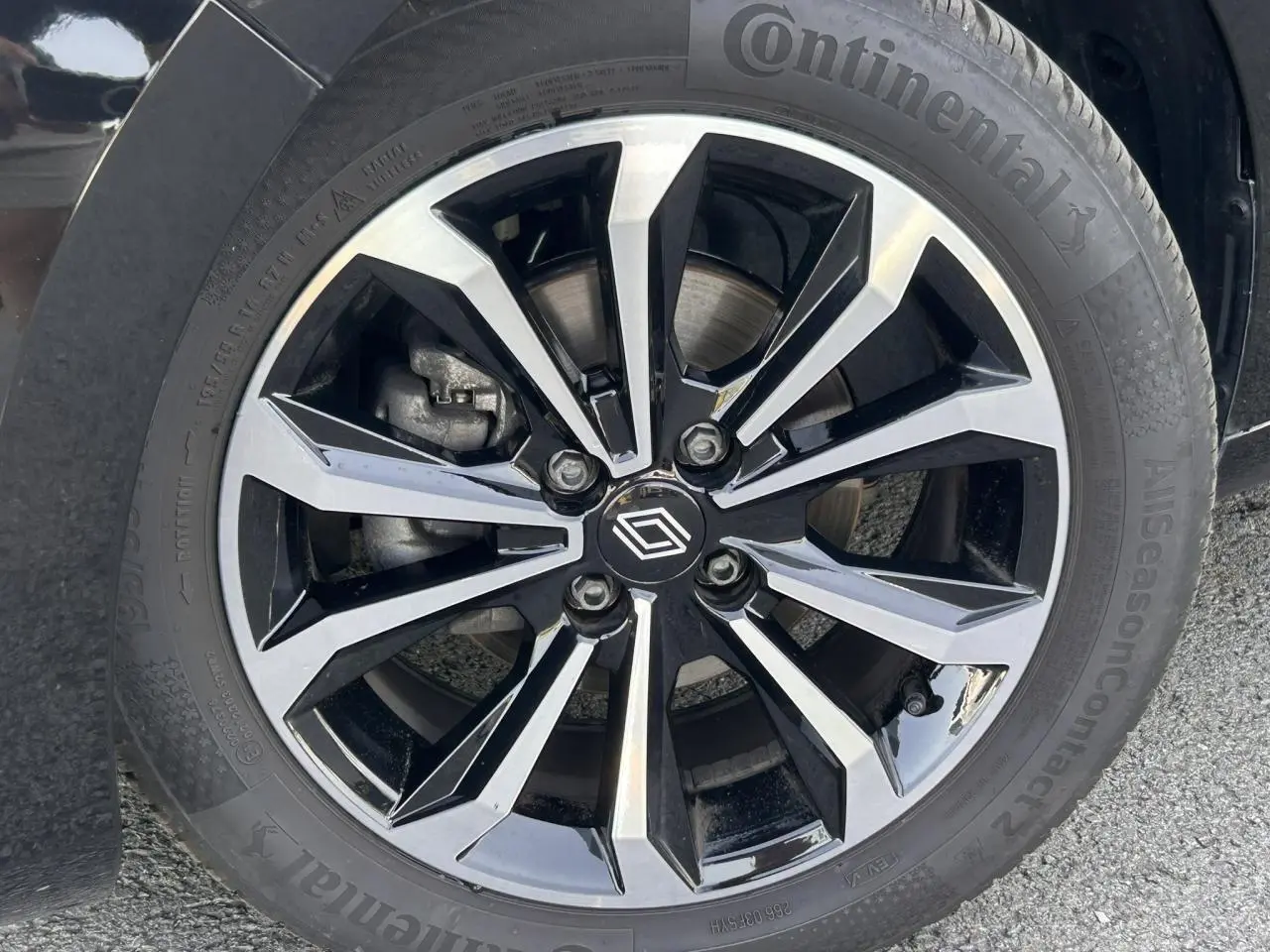 Gros plan sur la jante alliage diamantée noire et argentée de la Renault Clio 2025 avec pneu Continental AllSeason.